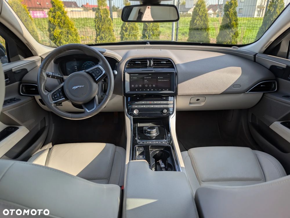 Jaguar XE 2.0 T Prestige - 18