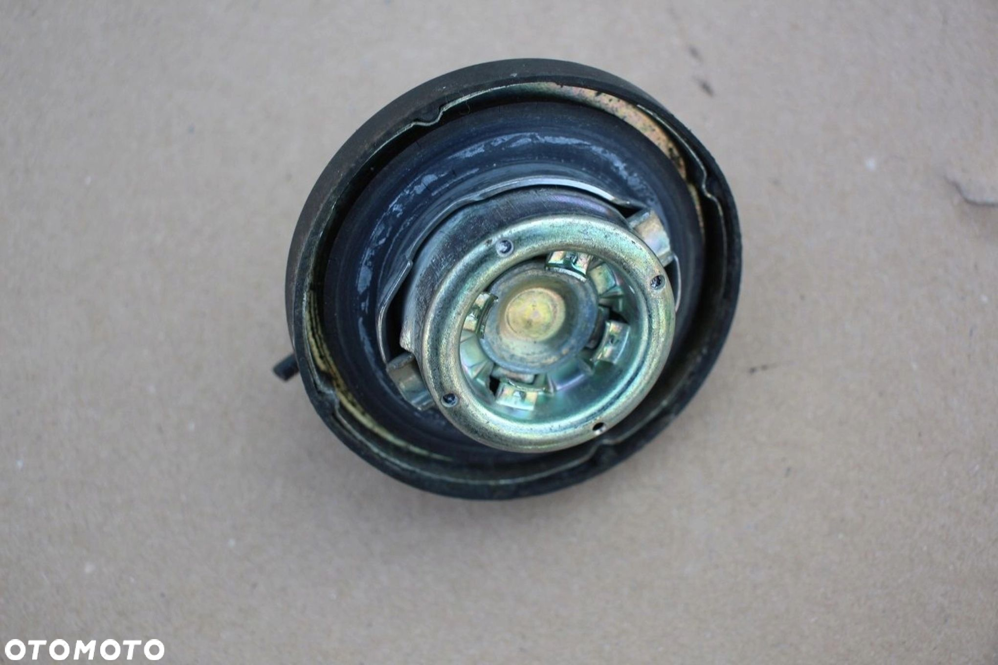 Korek wlewu paliwa BMW e30 e32 e34 e36 z3 BENZYNA oryginalny - 2