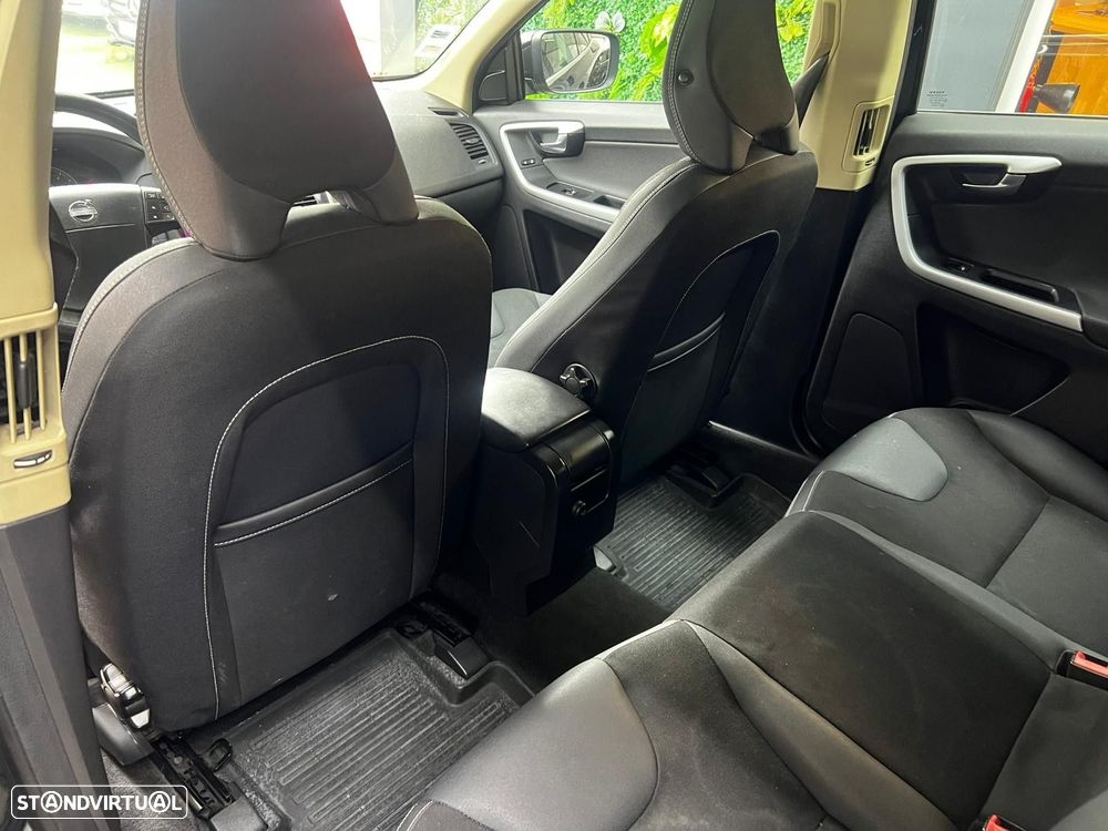Volvo XC 60 D5 Momentum - 11