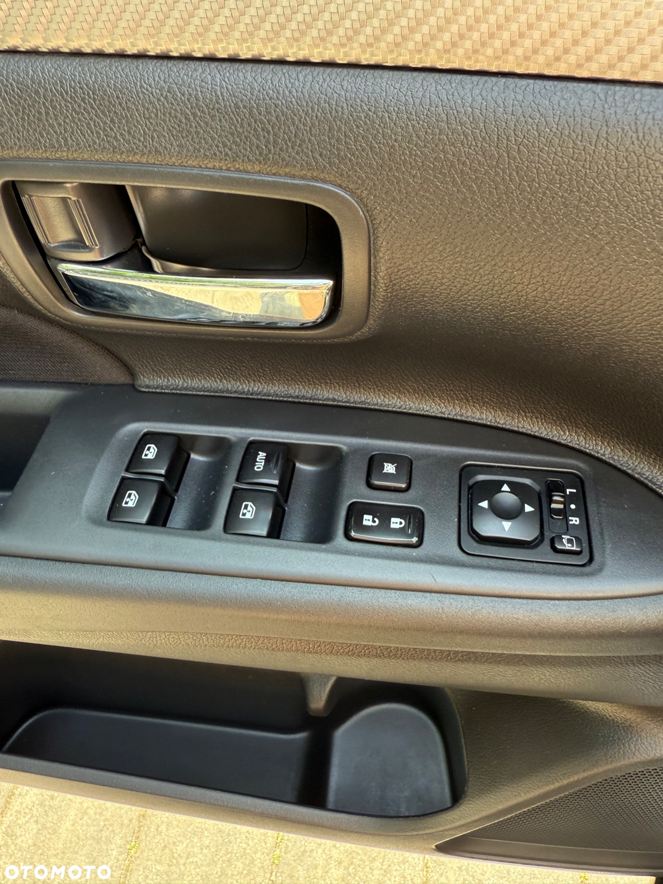 Mitsubishi Outlander 2.0 Instyle + 4WD CVT - 19