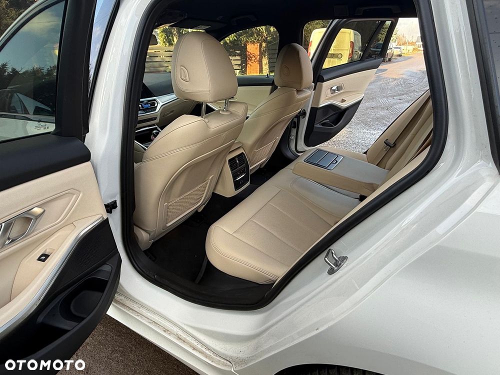 BMW Seria 3 318i M Sport - 29