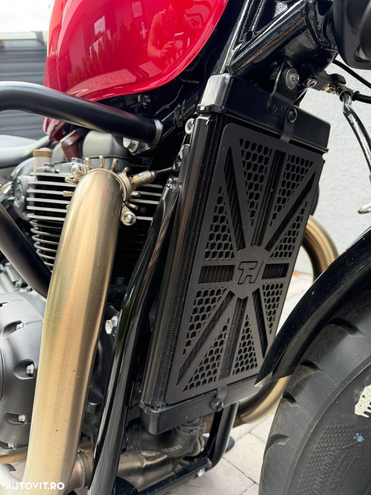 Triumph Bonneville Bobber - 9