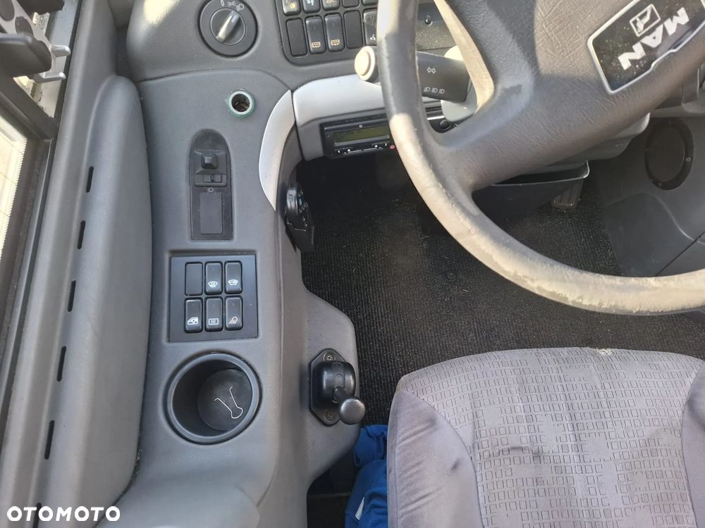 MAN LION'S COACH - 27