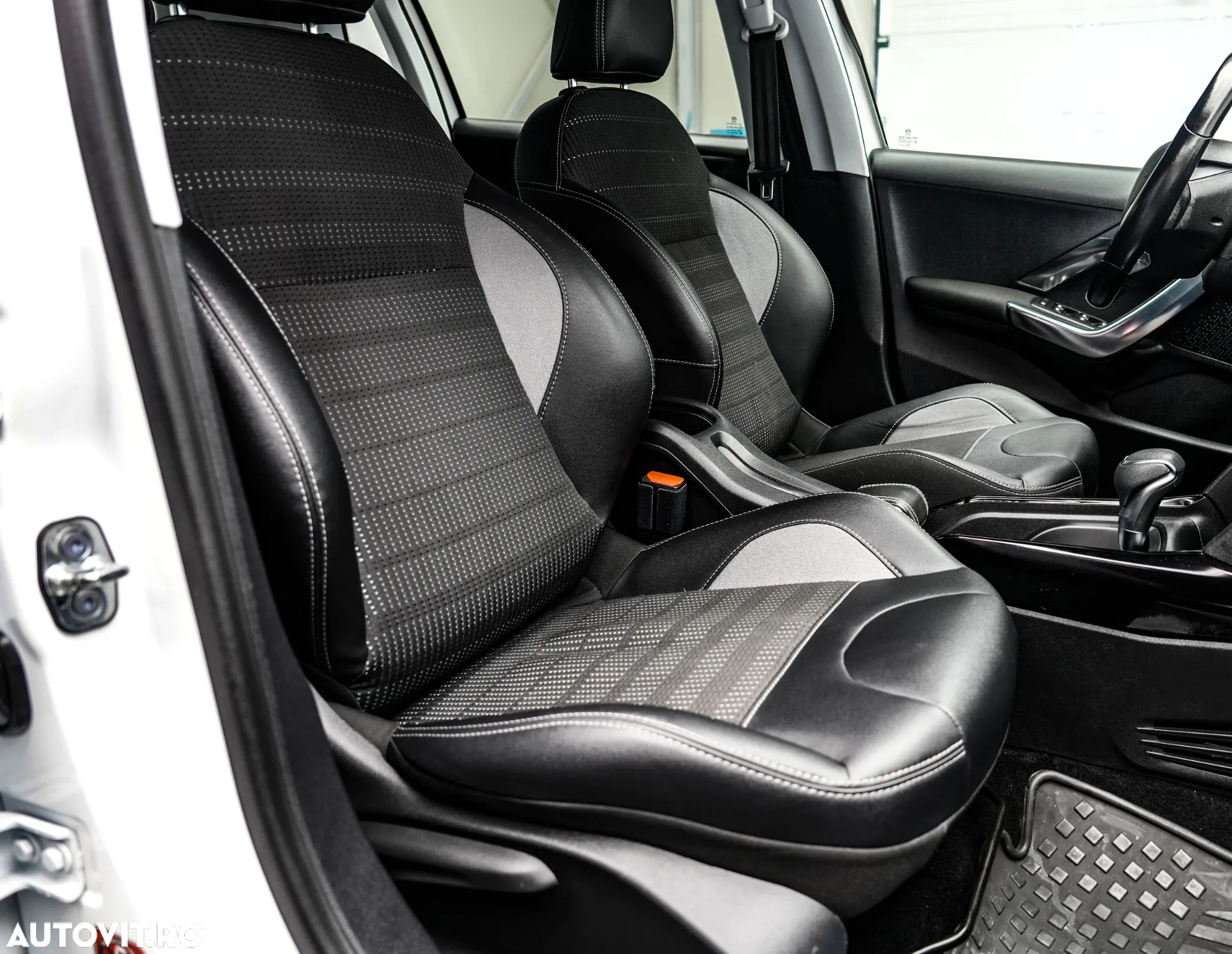 Peugeot 2008 1.2 PureTech Turbo EAT6 S&S Allure - 15