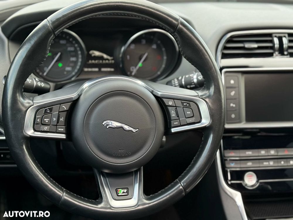 Jaguar XE 2.0 R-Sport - 11