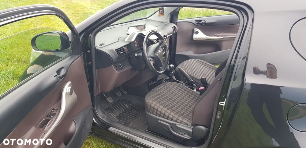 Toyota iQ - 6
