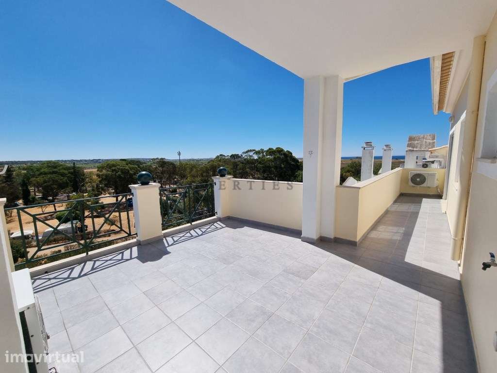 Apartamento T1 com grande terraço, vista mar e garagem - Armação de...