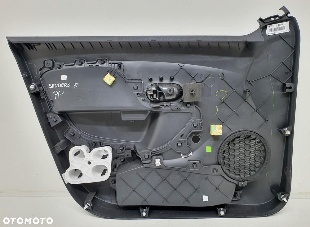 TAPICERKA BOCZEK DRZWI PRAWY PRZÓD KORBKA DACIA SANDERO II 809009080R EURO - 6