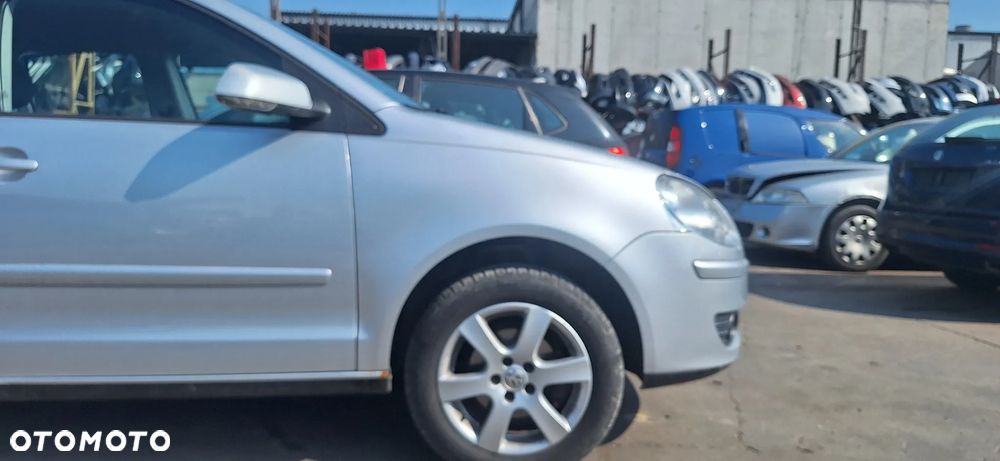 Volkswagen Polo 9N 05- Błotnik Przód Przedni Prawy Kod Lakieru LA7W - 1
