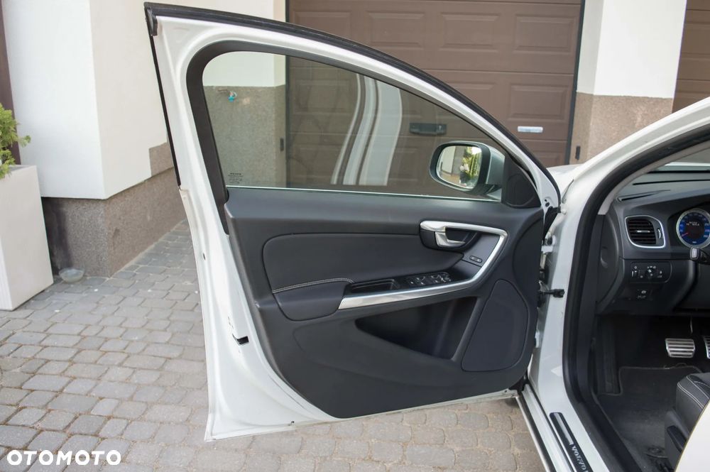 Volvo V60 D4 Geartronic RDesign - 14