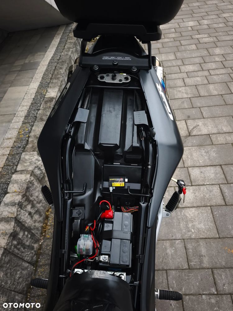 Suzuki GSR - 34