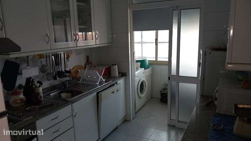 Fantástico T2+1 Mobilado com Jardim Privativo e Box Individual - Grande imagem: 3/12