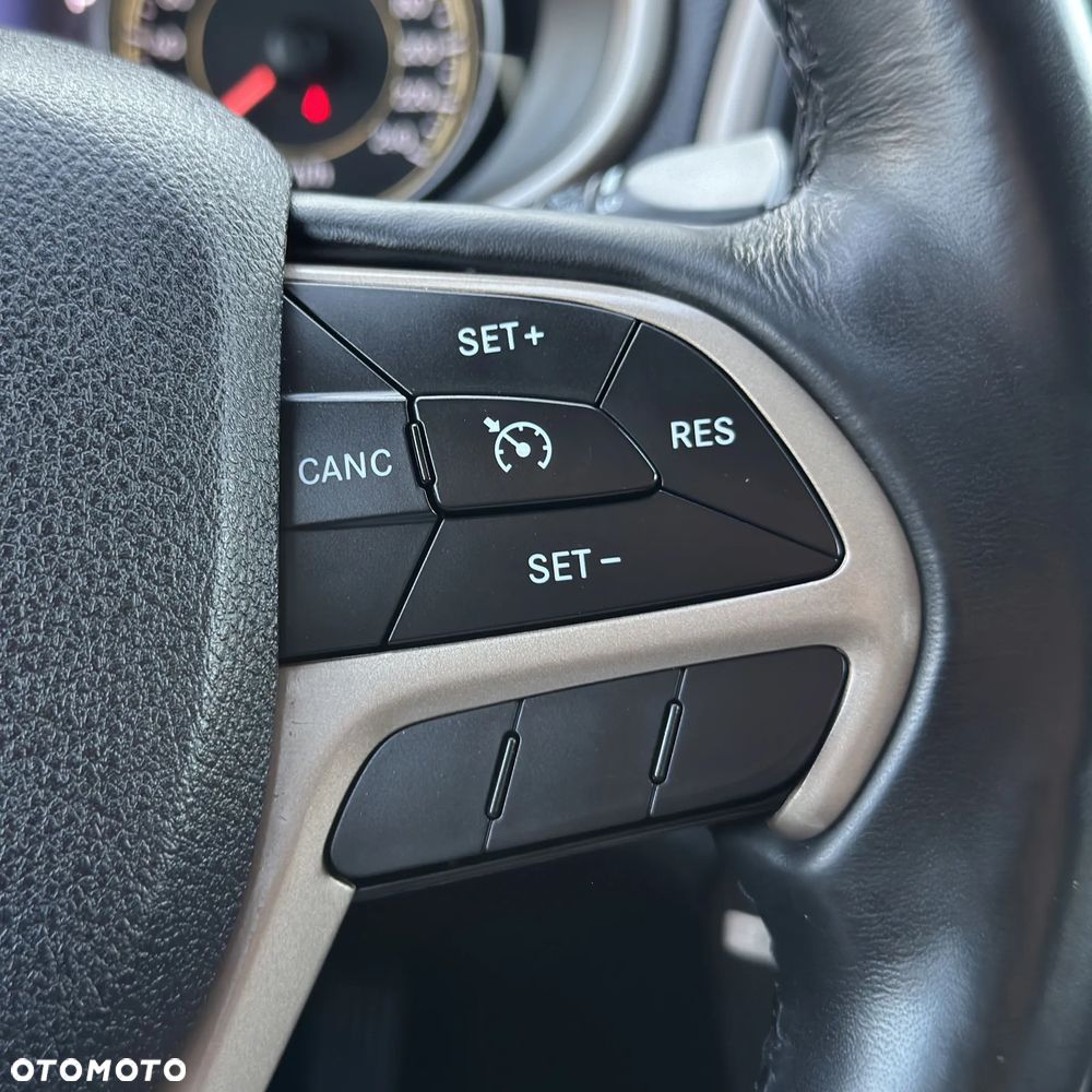 Jeep Cherokee - 24