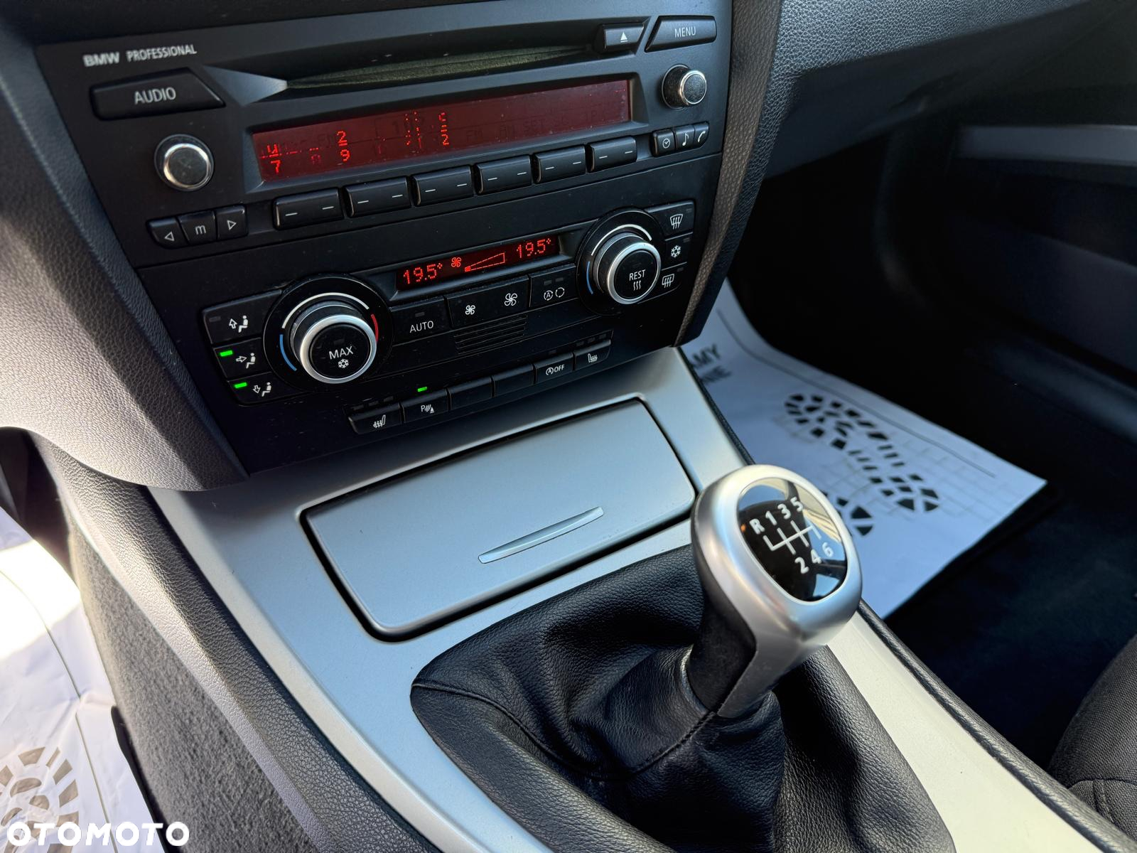 BMW Seria 3 318d Touring Advantage - 17