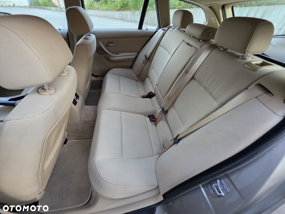 BMW Seria 3 318i - 23