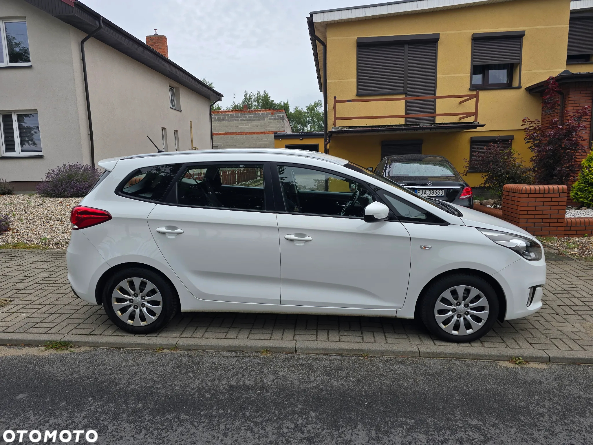 Kia Carens 1.7 CRDi 115 UEFA EURO 2016 - 9