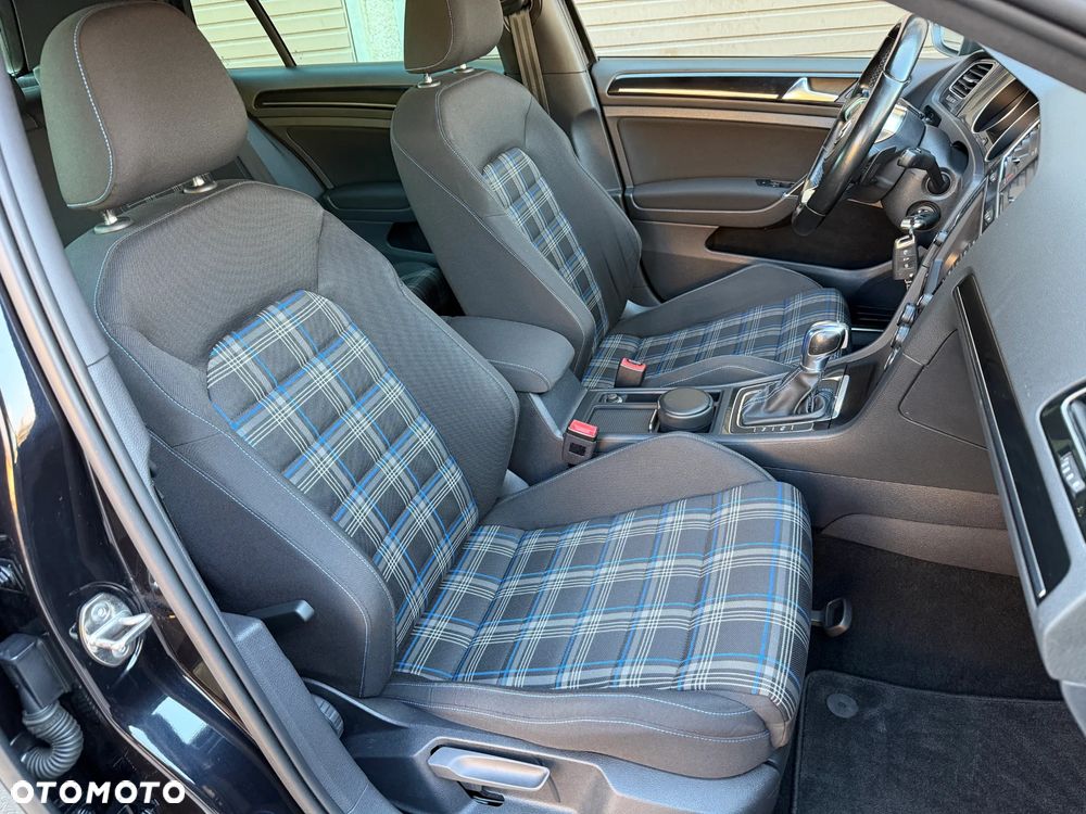 Volkswagen Golf - 10