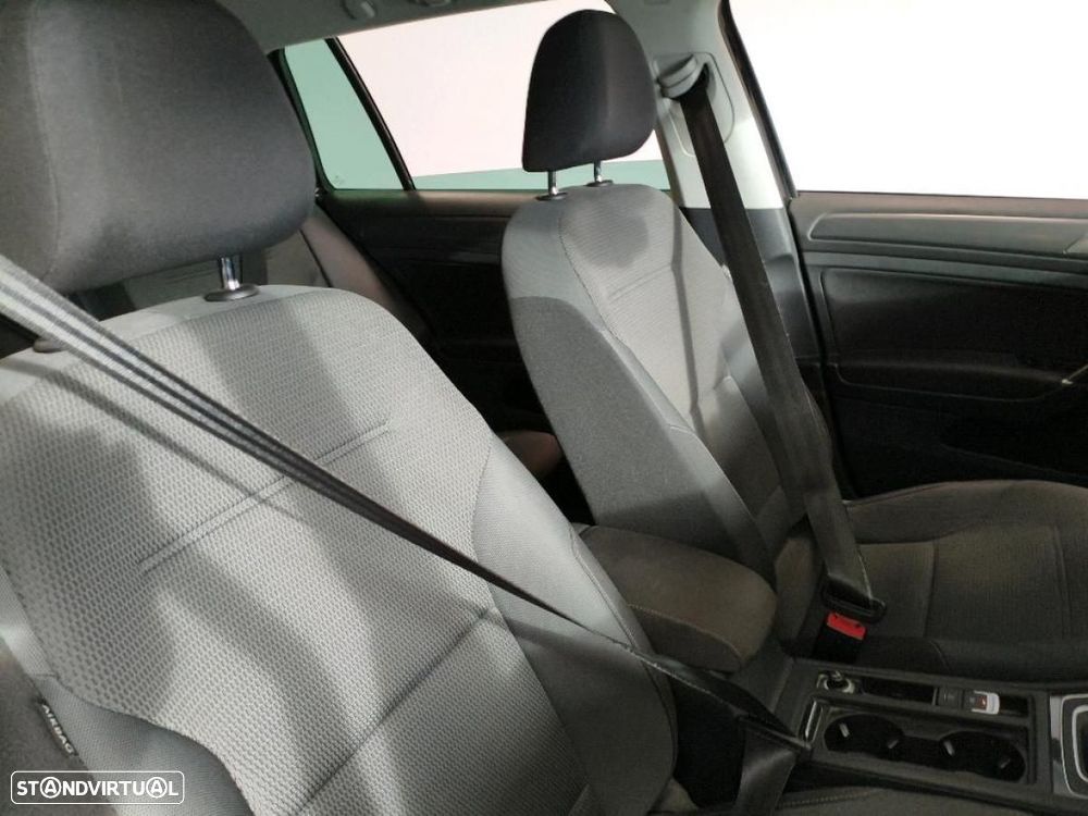 VW Golf Variant 2.0 TDi R-Line DSG - 6
