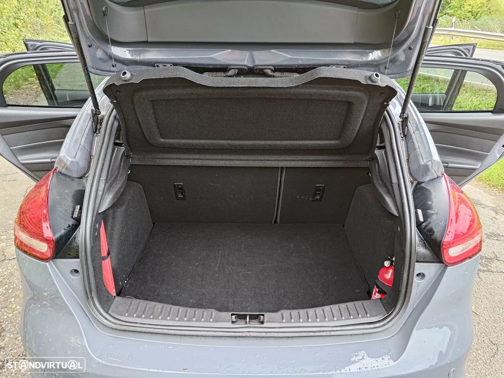 Ford Focus 2.0 EcoBoost ST c/ Pack Pele Desportiva - 13
