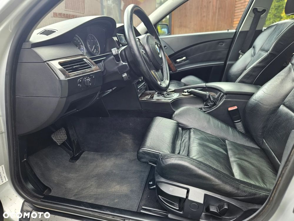 BMW Seria 5 525i Touring - 16