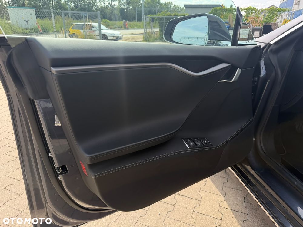 Tesla Model S - 9