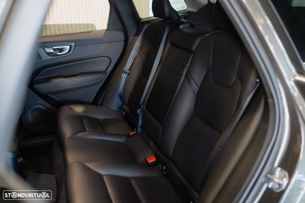 Volvo XC 60 2.0 T8 PHEV Momentum AWD - 27