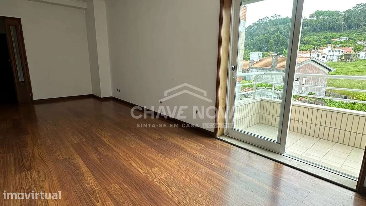 T2 com 3 varandas garagem e vistas desafogadas em Oliveira do Douro CO - Grande imagem: 2/12