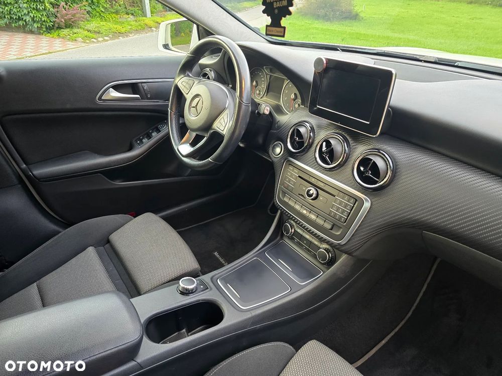 Mercedes-Benz GLA 180 7G-DCT - 12