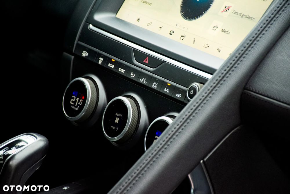 Jaguar E-Pace P250 AWD R-Dynamic S - 22