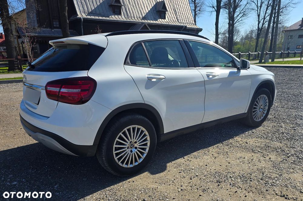 Mercedes-Benz GLA 180 7G-DCT - 19