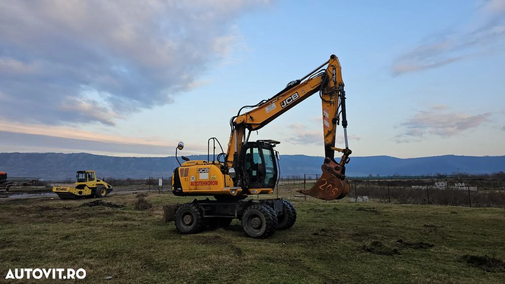 JCB JS 145 W Excavator pe roti - 10