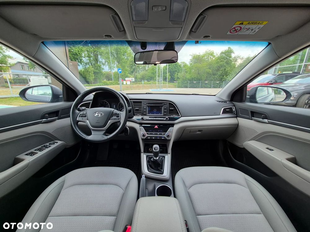 Hyundai Elantra 1.6 Comfort - 9