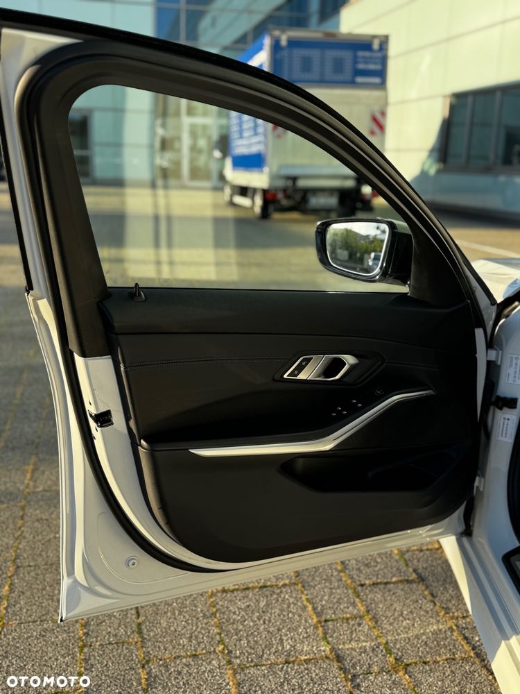 BMW Seria 3 318i M Sport - 15