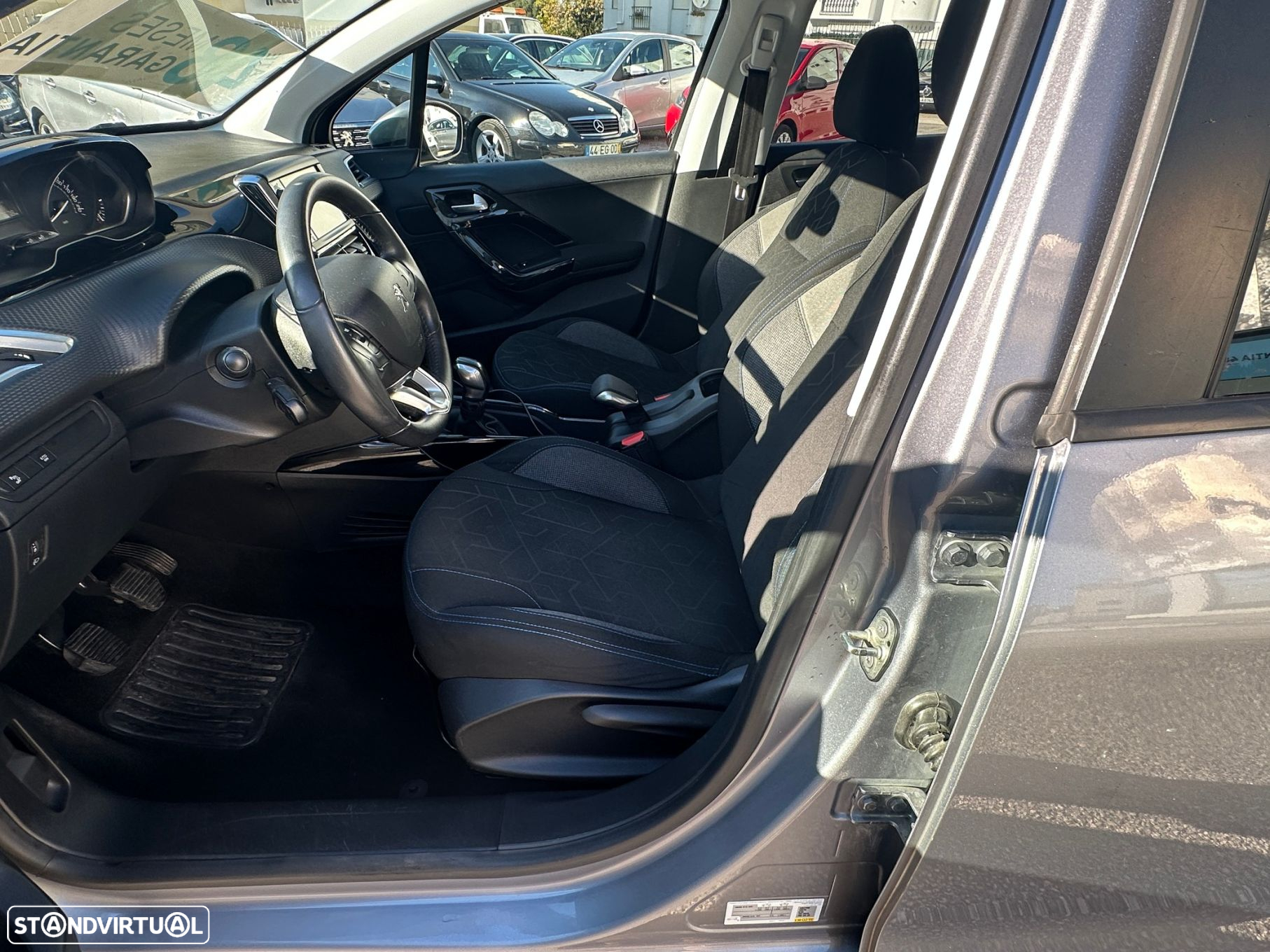 Peugeot 2008 1.2 PureTech Signature - 12