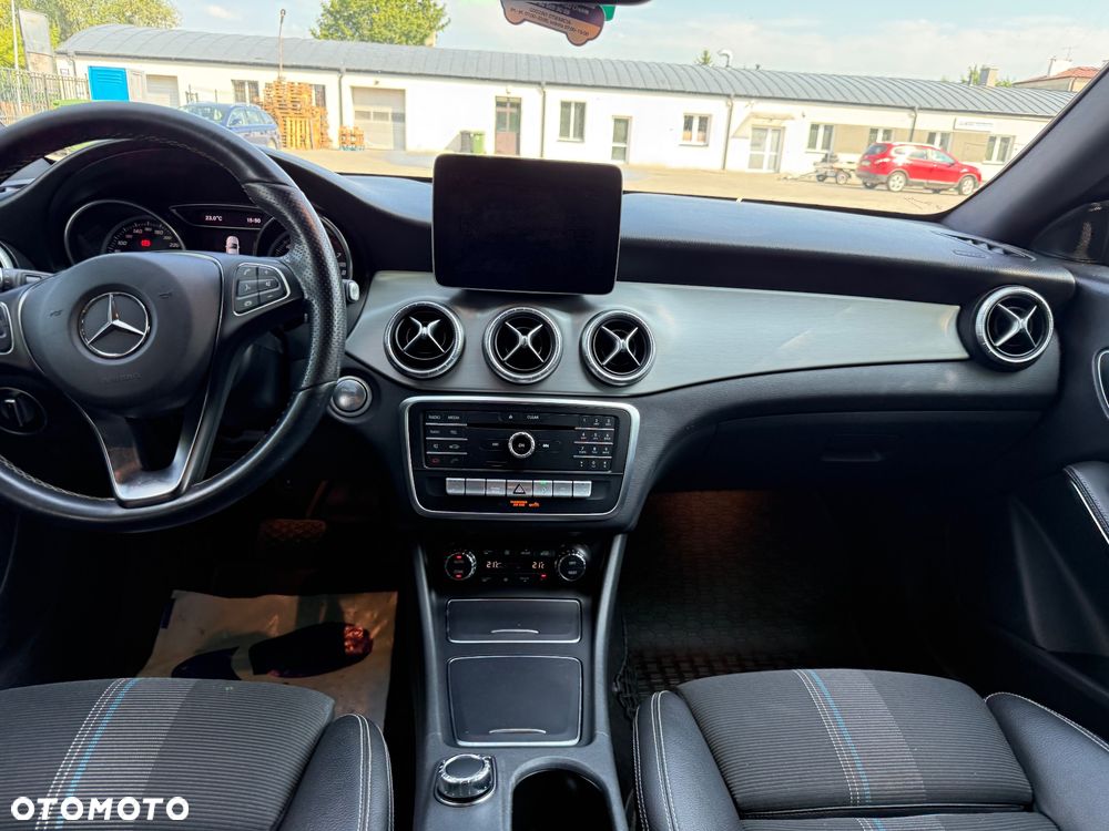 Mercedes-Benz CLA 200 7G-DCT Urban - 16