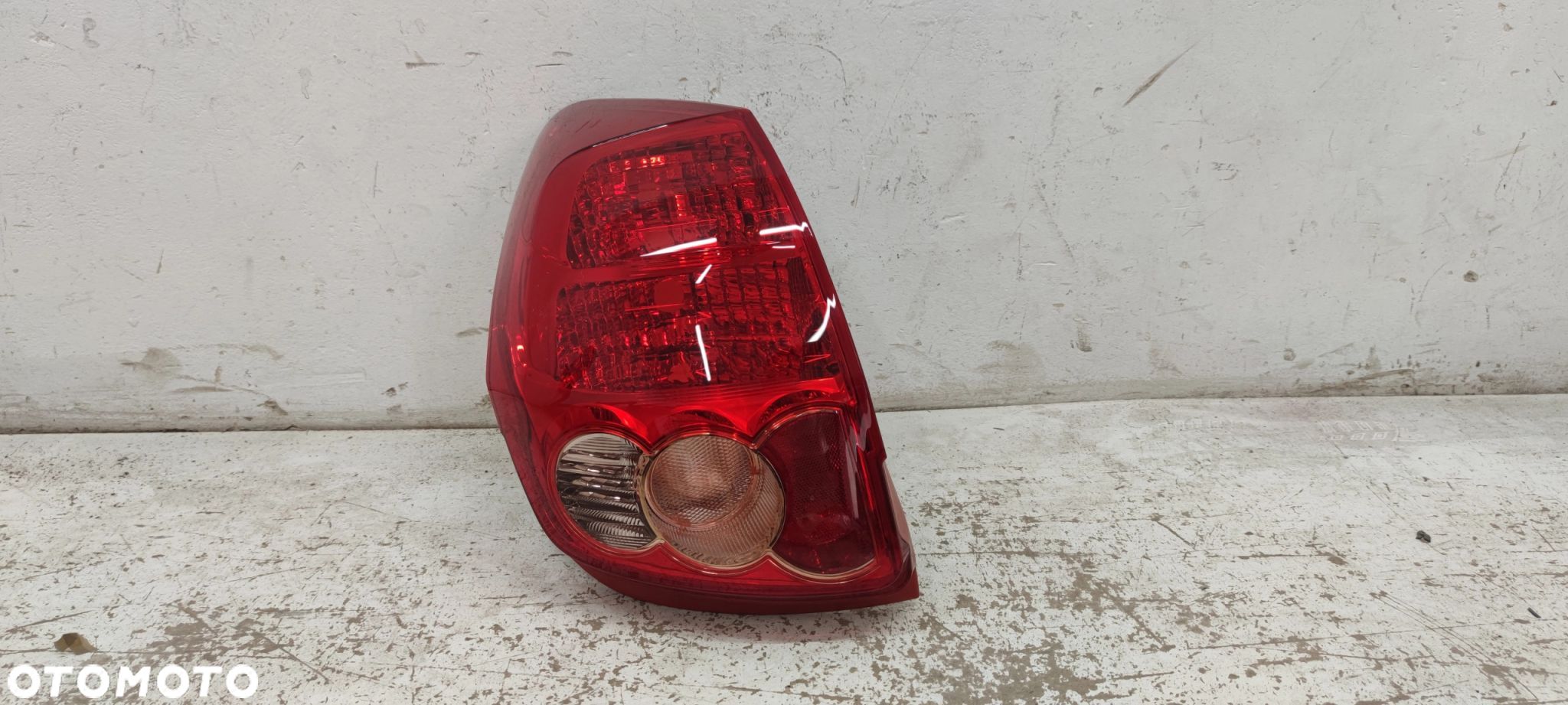 LAMPA PRAWA TYLNA TOYOTA AURIS E15 06-09 - 1