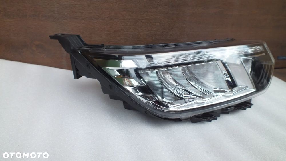 Lampa przednia prawa SsangYong Tivoli  ZGM92-101220 - 2