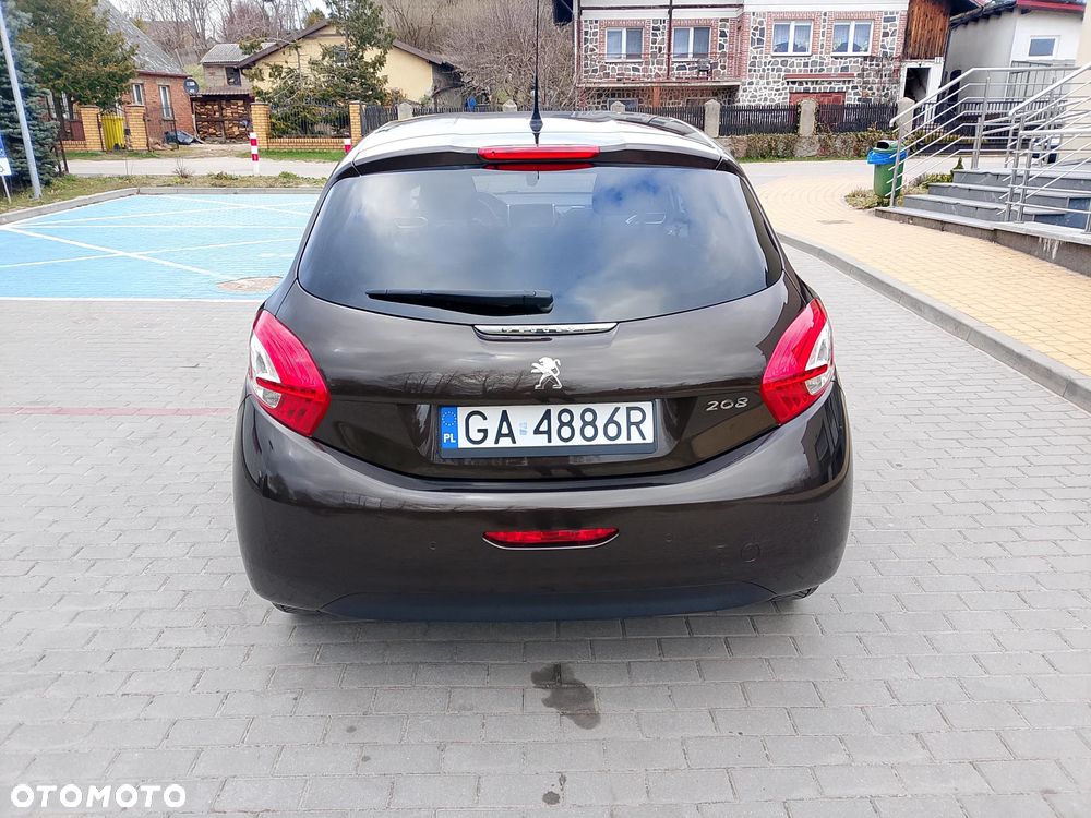 Peugeot 208 - 8