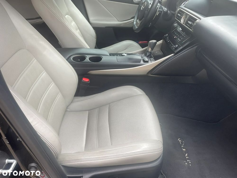 Lexus IS 300h Executive Line - 17