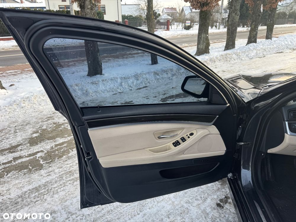 BMW Seria 5 528i xDrive - 15