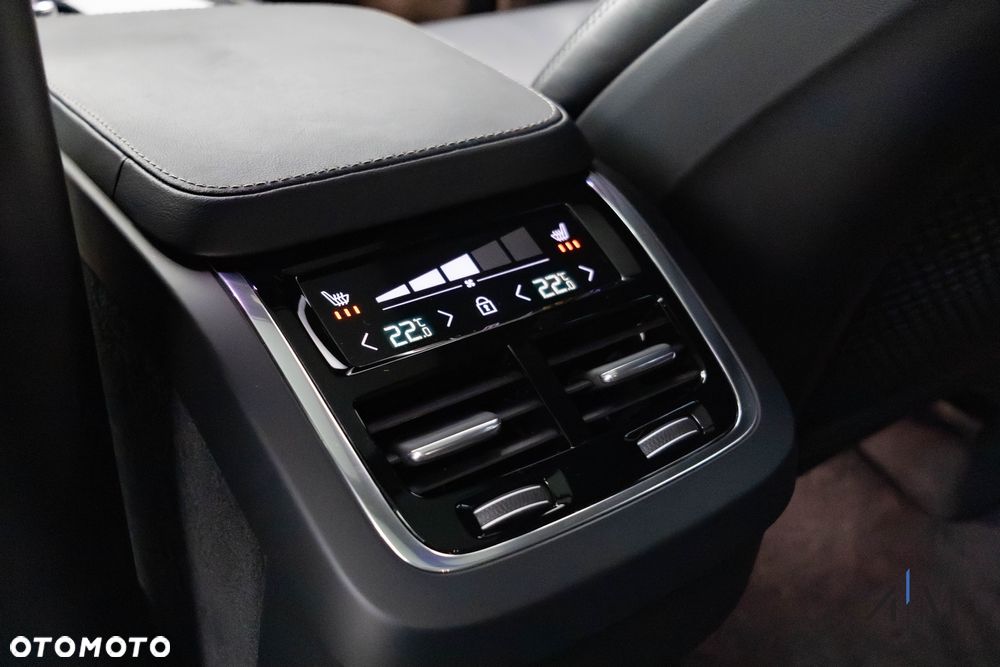 Volvo XC 90 B5 D AWD Ultimate Dark - 27