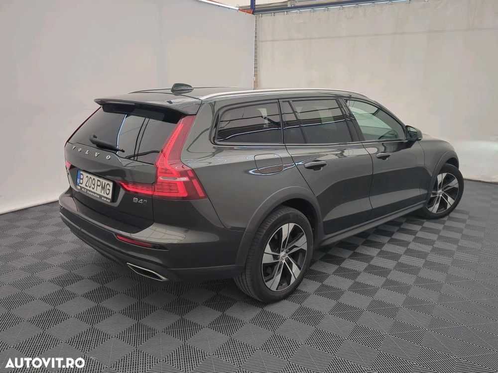 Volvo V60 B4 MHEV AT8 FWD Momentum Pro - 3
