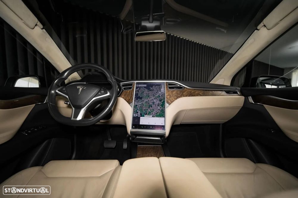 Tesla Model X 90D - 11