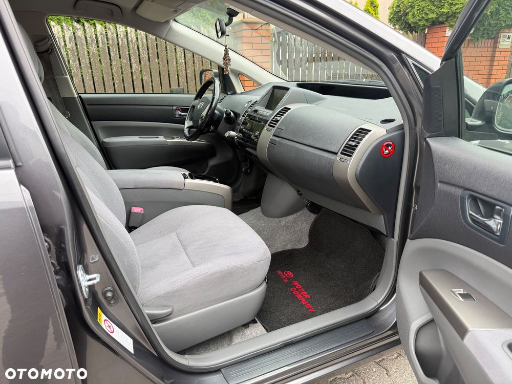 Toyota Prius (Hybrid) - 13