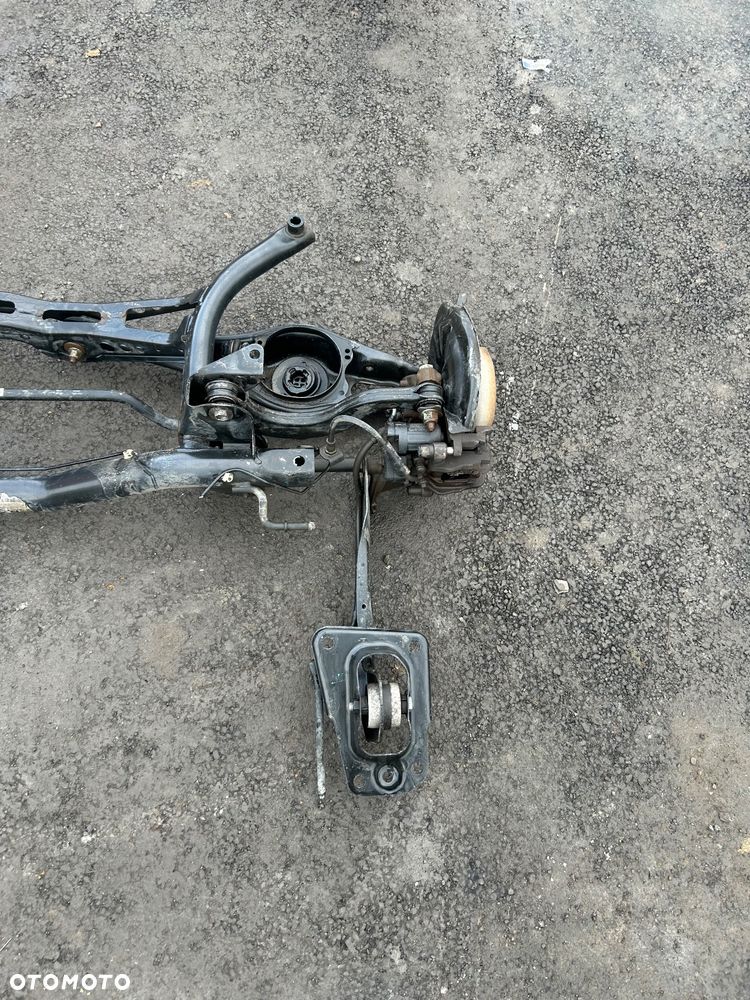 Volkswagen Sportsvan zawieszenie tylne kompletne belka ośka tył zwrotnice bez rdzy - 2