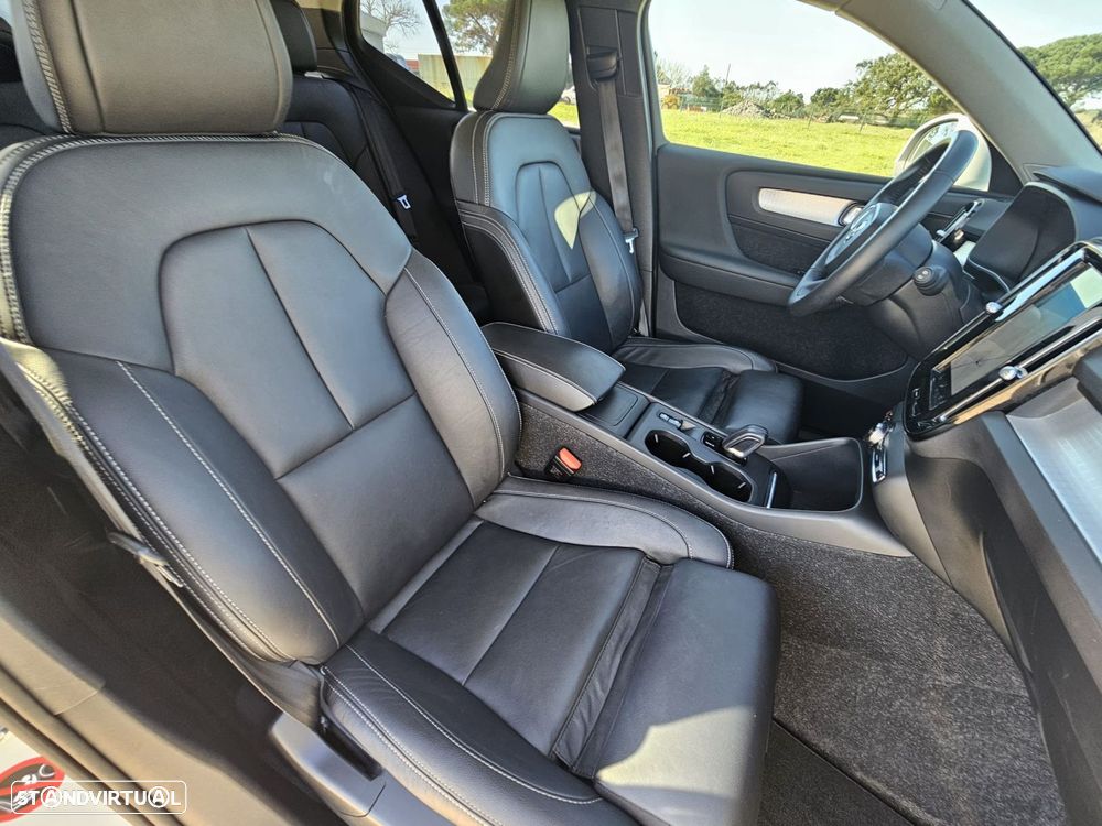 Volvo XC 40 D4 AWD Geartronic Momentum Pro - 24