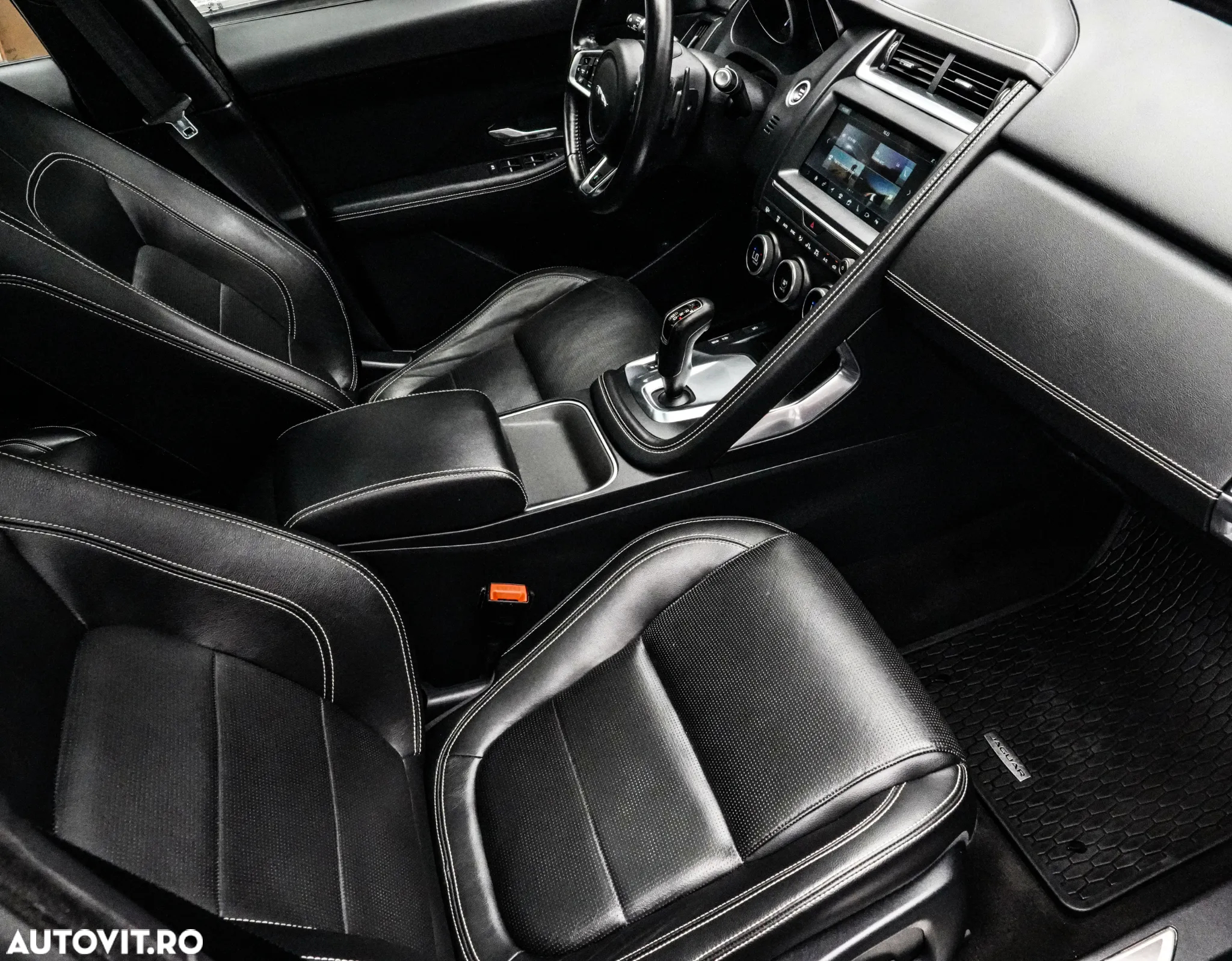 Jaguar E-Pace D150 AWD R-Dynamic S - 13