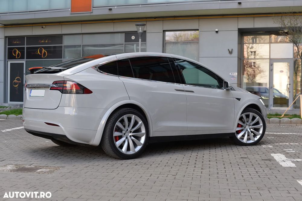 Tesla Model X - 12