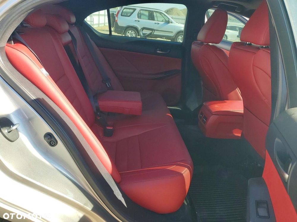 Lexus IS 200t - 12