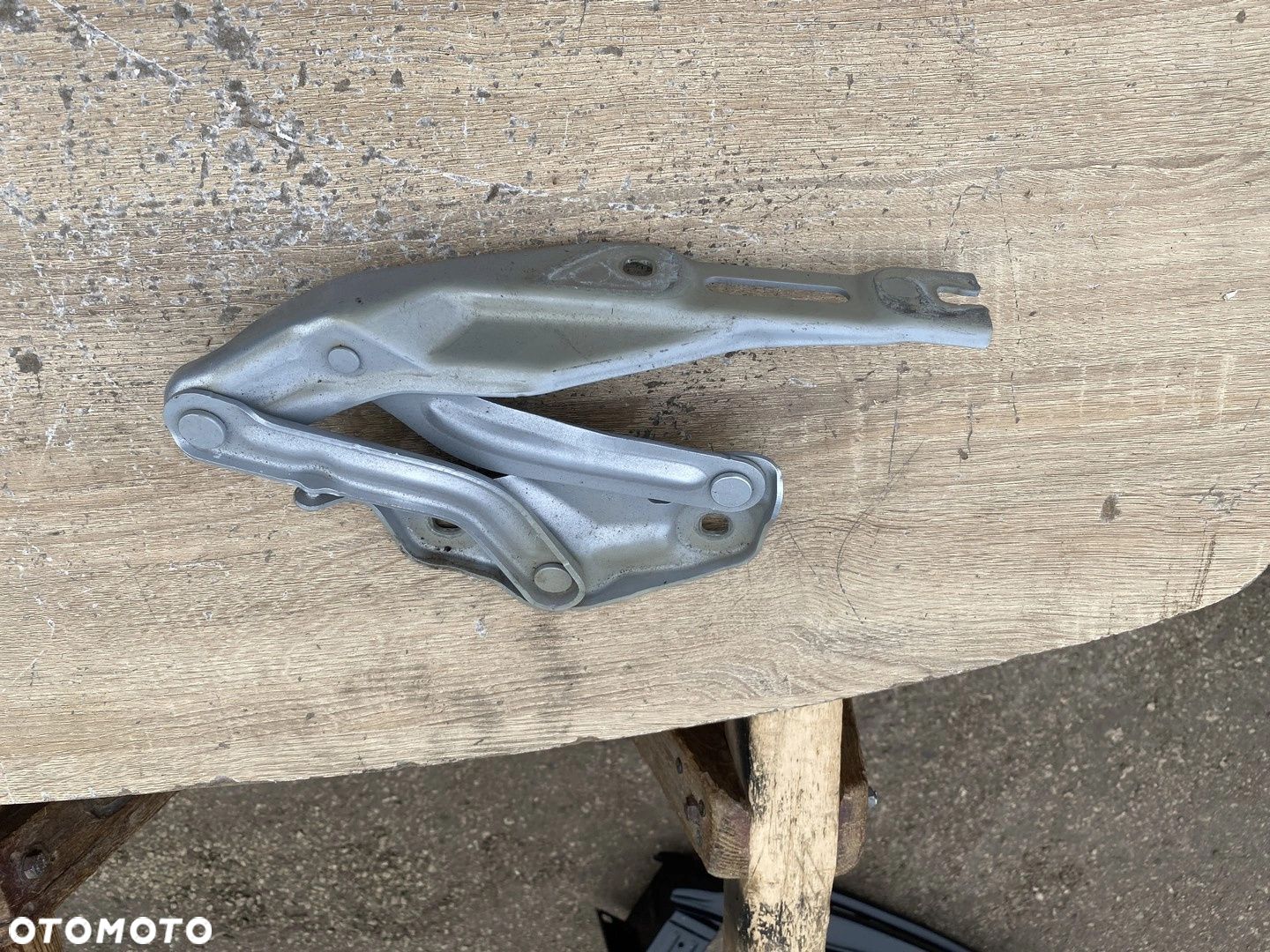 ZAWIAS PRAWY MASKI SKODA SCALA 654823302 - 1